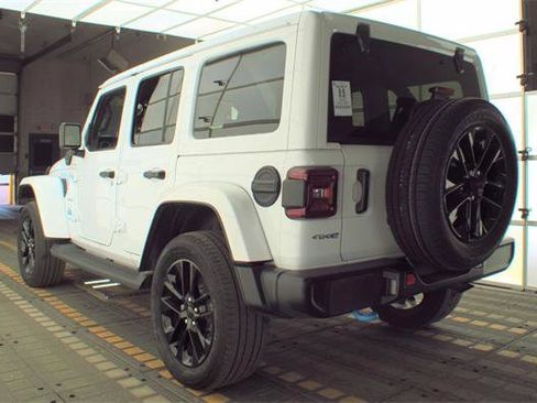 Used 2023 Jeep Wrangler Unlimited Sahara w/ Cold Weather Group AWD/4WD image 7