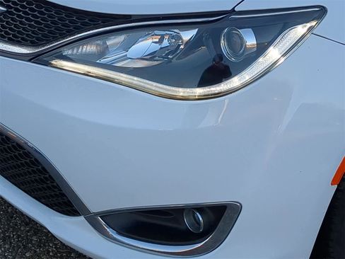 Used 2020 Chrysler Pacifica Limited image 11