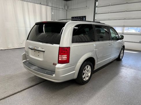 Used 2008 Chrysler Town & Country Touring FWD image 4