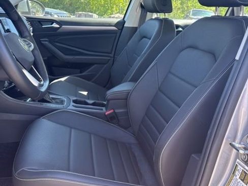 Used 2024 Volkswagen Jetta SE w/ Panoramic Sunroof Package FWD image 9