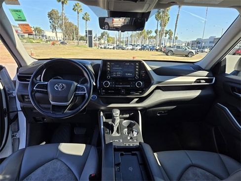 Used 2022 Toyota Highlander Bronze Edition image 16