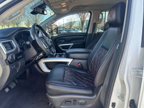 Used 2021 Nissan Titan SV w/ SV Convenience Package image 13