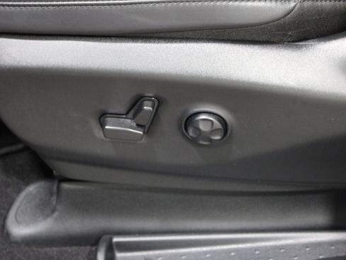 Used 2025 Chrysler Pacifica Select FWD image 5