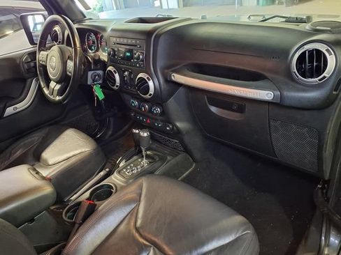 Used 2017 Jeep Wrangler Unlimited Sahara w/ Mopar Chrome Edition Group AWD/4WD image 27