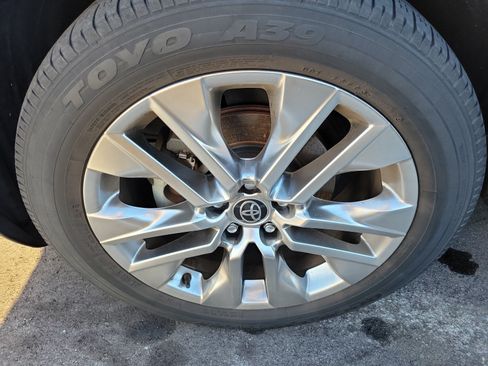 Used 2021 Toyota RAV4 XLE Premium FWD image 6