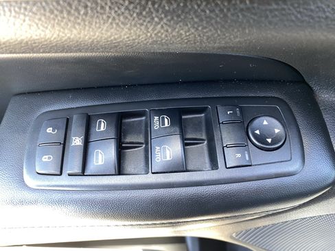 Used 2018 Jeep Grand Cherokee Laredo AWD/4WD image 19