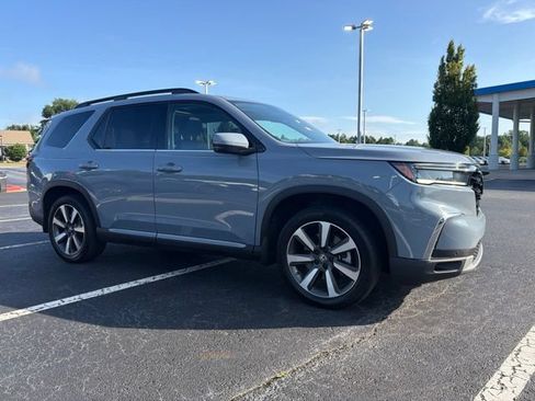 Used 2025 Honda Pilot Touring image 3
