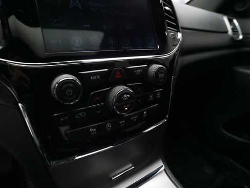 Used 2019 Jeep Grand Cherokee Altitude AWD/4WD image 21