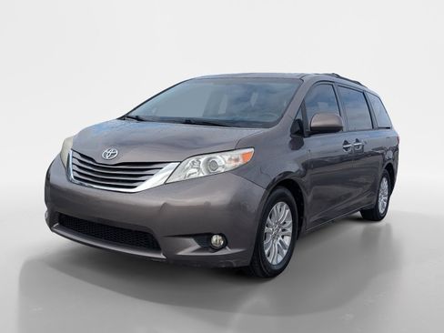 Used 2015 Toyota Sienna XLE Premium FWD image 5