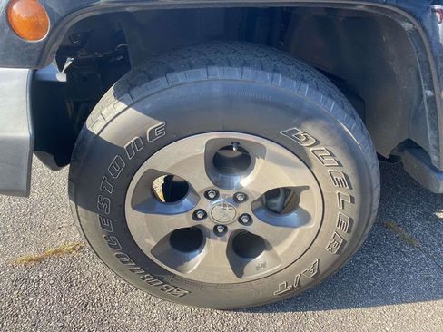 Used 2018 Jeep Wrangler Unlimited Sahara w/ Connectivity Group AWD/4WD image 4