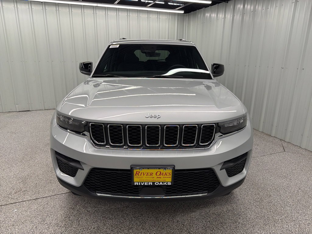 New 2026 Jeep Grand Cherokee Laredo RWD image 2