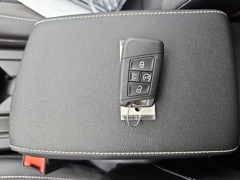 Used 2023 Volkswagen Taos SE image 17