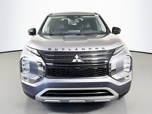 Used 2022 Mitsubishi Outlander SE image 2