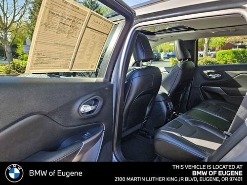 Used 2022 Jeep Cherokee Latitude Lux w/ Sun & Sound Group AWD/4WD image 19