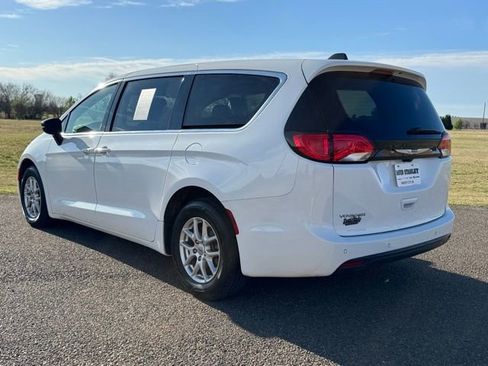 Used 2025 Chrysler Voyager LX image 4