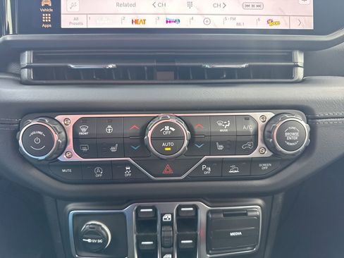 New 2026 Jeep Wrangler Unlimited Sahara AWD/4WD image 7