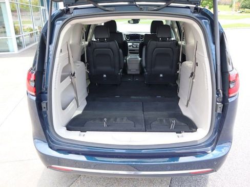 Used 2024 Chrysler Pacifica Touring-L FWD image 17