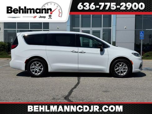 Used 2024 Chrysler Pacifica Touring-L FWD image 1