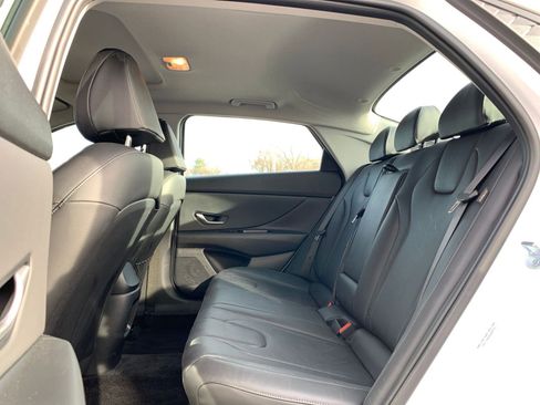 Used 2025 Hyundai Elantra Limited image 27