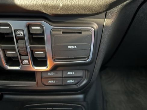 Used 2025 Jeep Gladiator Sport image 14