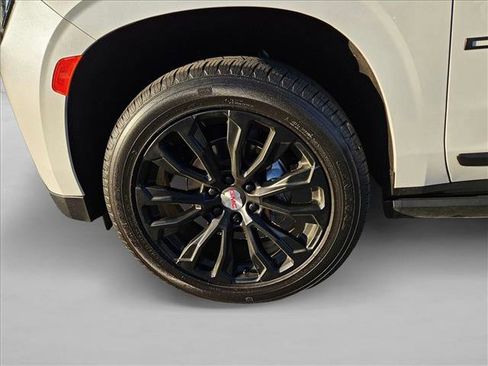 Used 2022 GMC Yukon Denali w/ Denali Premium Package image 23