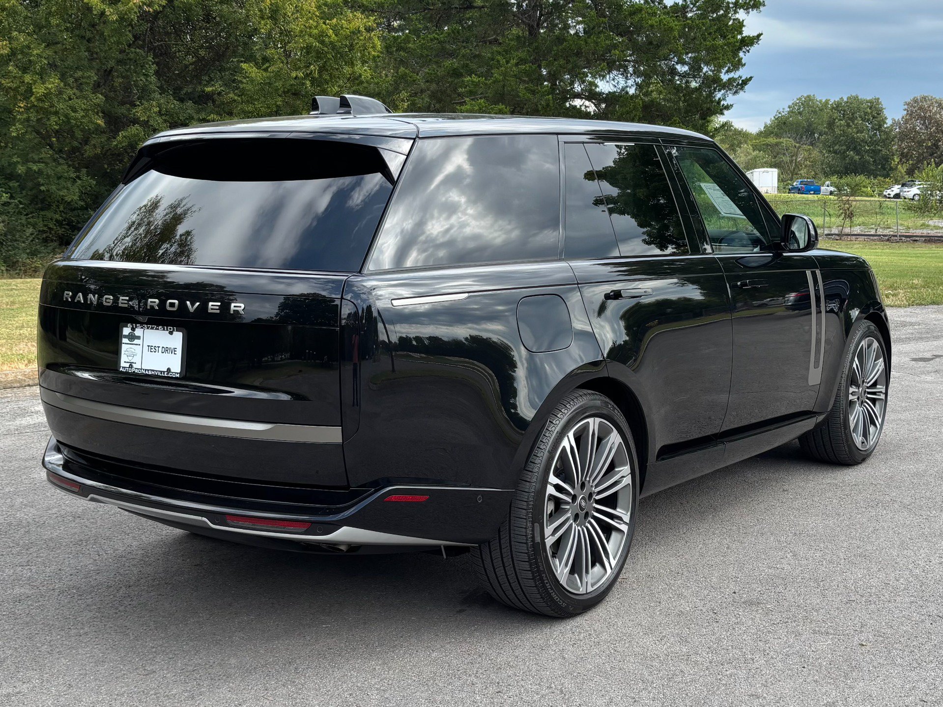 Used 2025 Land Rover Range Rover SE AWD/4WD image 3