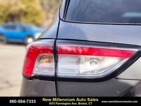 Used 2022 Ford Escape SE w/ Cold Weather Package image 9