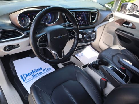 Used 2018 Chrysler Pacifica Touring-L Plus FWD image 24