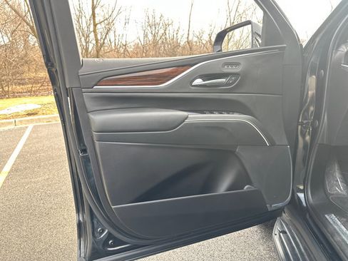 Used 2023 Cadillac Escalade ESV Premium Luxury image 30