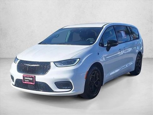 Used 2024 Chrysler Pacifica Limited image 1