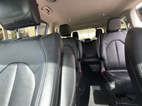 Used 2024 Chrysler Pacifica Limited FWD image 23