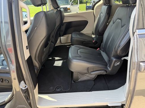 Used 2017 Chrysler Pacifica Touring-L w/ Tire & Wheel Group FWD image 6