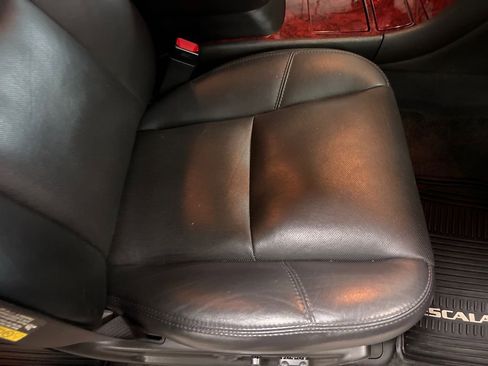 Used 2007 Cadillac Escalade AWD w/ Climate Package image 96