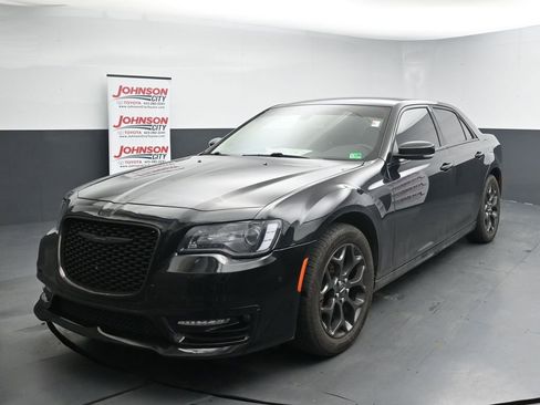 Used 2022 Chrysler 300 Touring L w/ Comfort Group AWD/4WD image 4