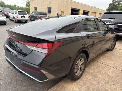Used 2025 Hyundai Elantra SE FWD image 3