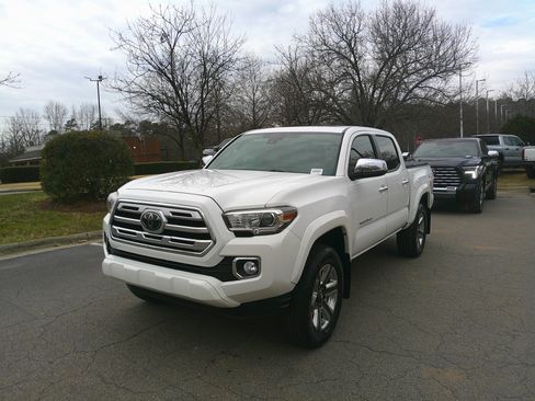Used 2018 Toyota Tacoma Limited image 5