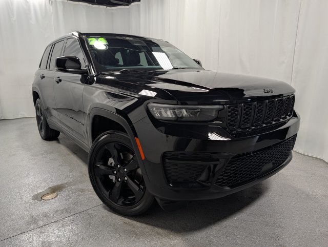 Used 2024 Jeep Grand Cherokee Altitude AWD/4WD image 2