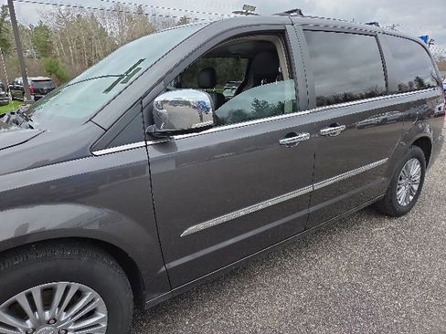 Used 2016 Chrysler Town & Country Touring-L FWD image 32