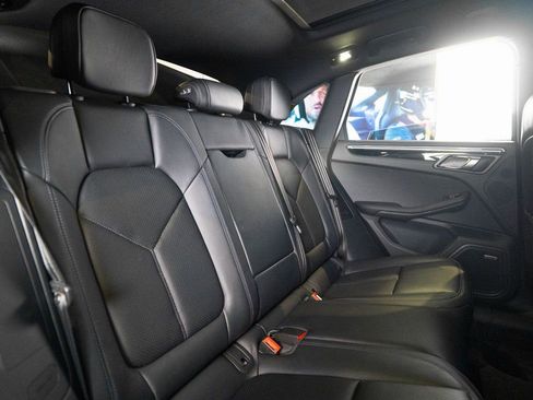 Certified 2025 Porsche Macan AWD/4WD image 39