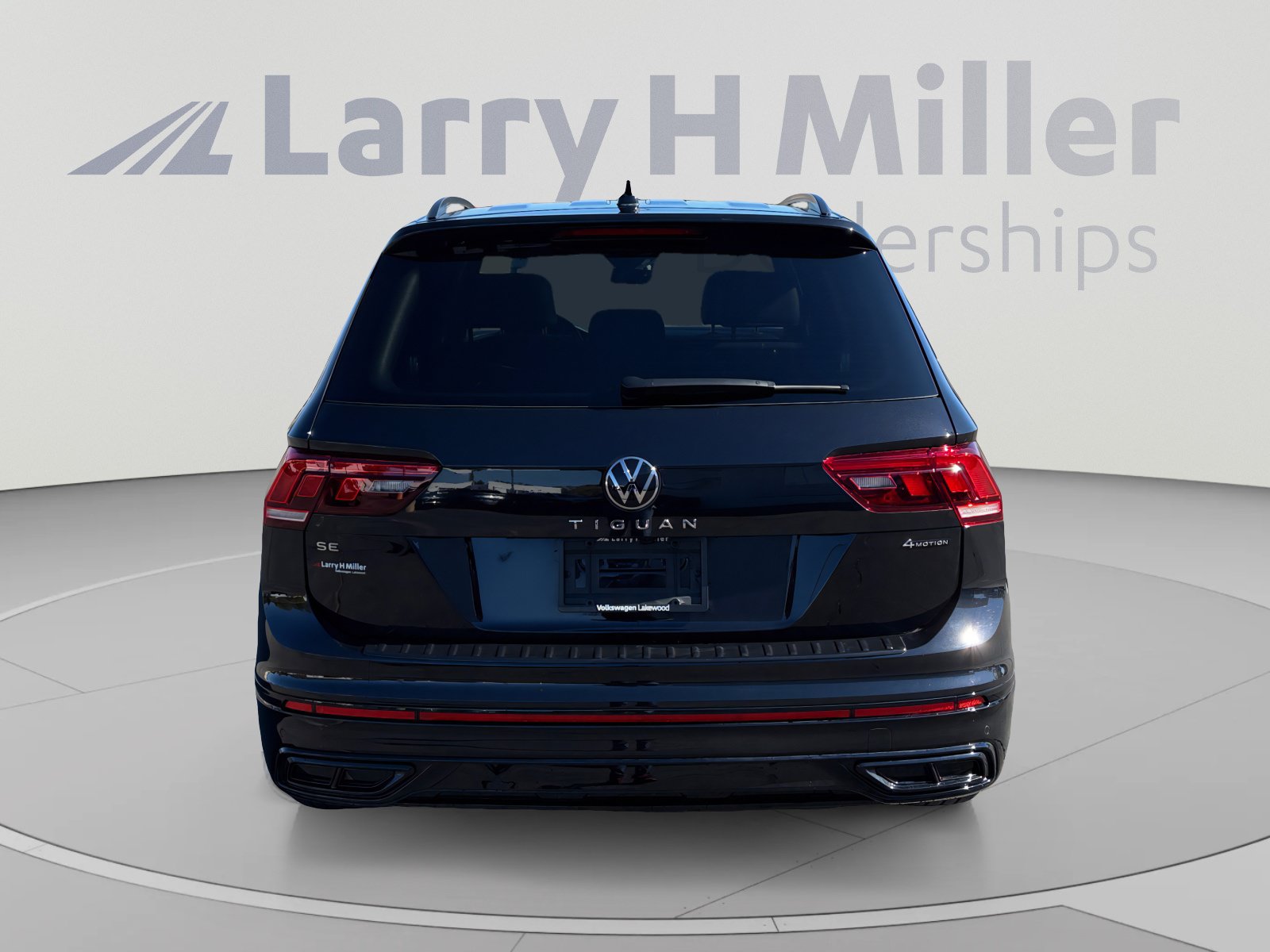 Used 2024 Volkswagen Tiguan SE R-Line AWD/4WD image 4
