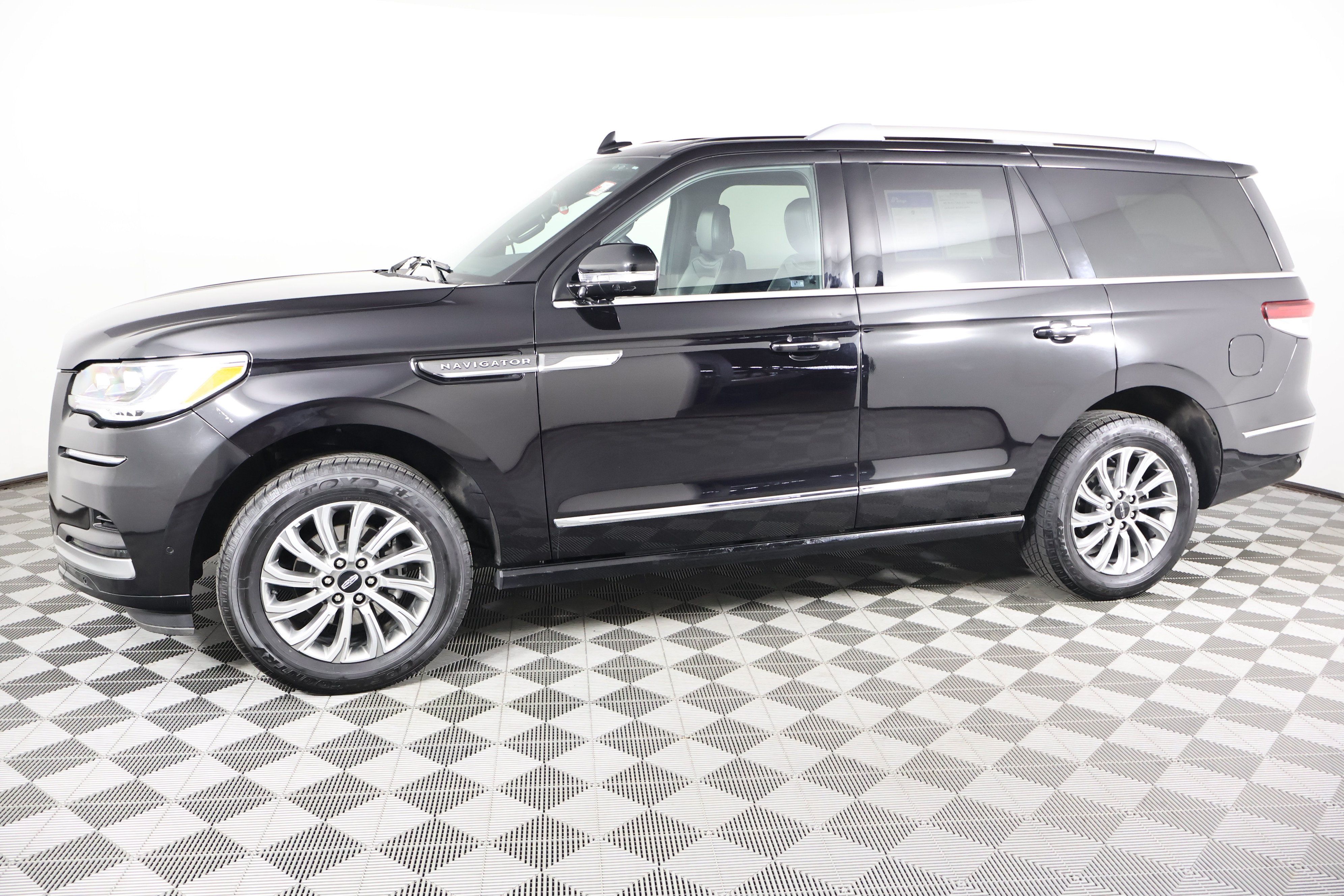 Used 2024 Lincoln Navigator Premiere AWD/4WD image 9