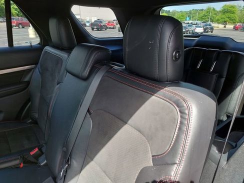Used 2018 Ford Explorer XLT w/ Equipment Group 202A FWD image 3