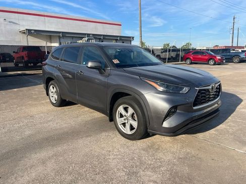 Used 2024 Toyota Highlander LE AWD/4WD image 3