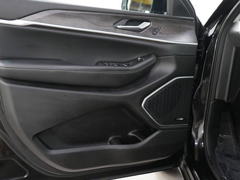 Used 2023 Jeep Grand Cherokee 4WD 4xe w/ Luxury Tech Group II image 19