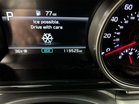 Used 2023 Kia Carnival LX image 12