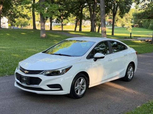 Used 2017 Chevrolet Cruze LT FWD image 3