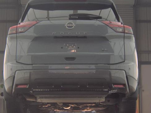 Used 2025 Nissan Rogue SL w/ Tech Package FWD image 4