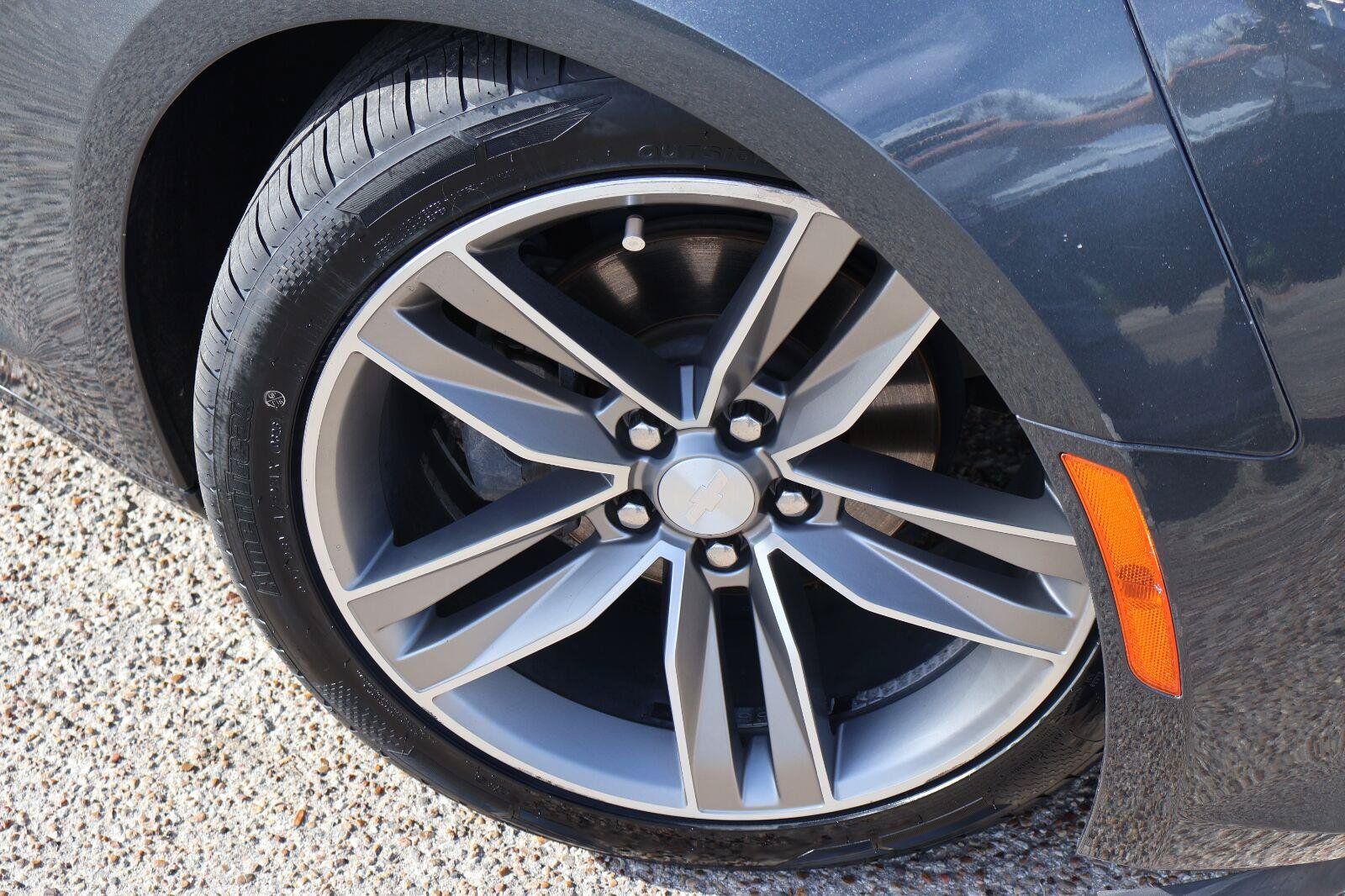Used 2018 Chevrolet Camaro LT RWD image 9