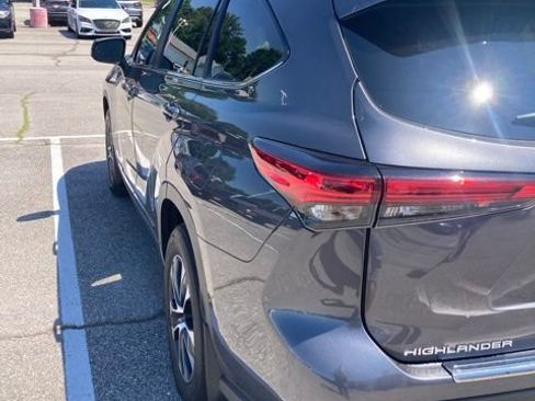 Used 2023 Toyota Highlander XLE AWD/4WD image 4