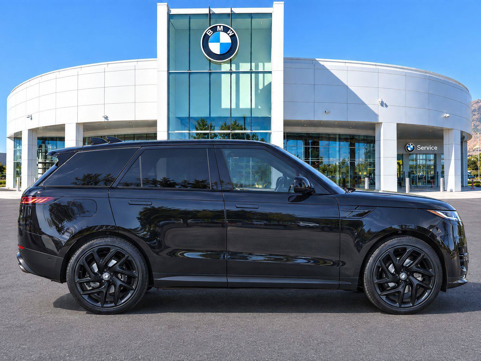 Used 2023 Land Rover Range Rover Sport SE AWD/4WD image 4